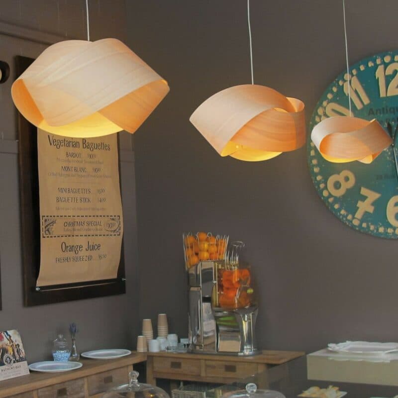 LZF Pendelleuchte Nut in Natural Beech (Natürliche Buche) Wohnbeispiel