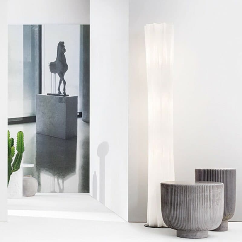 Slamp Stehleuchte Bach in Weiß Wohnbeispiel