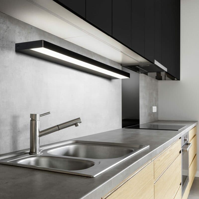 Helestra Wandleuchte Slate Mattschwarz 90 cm Milieu