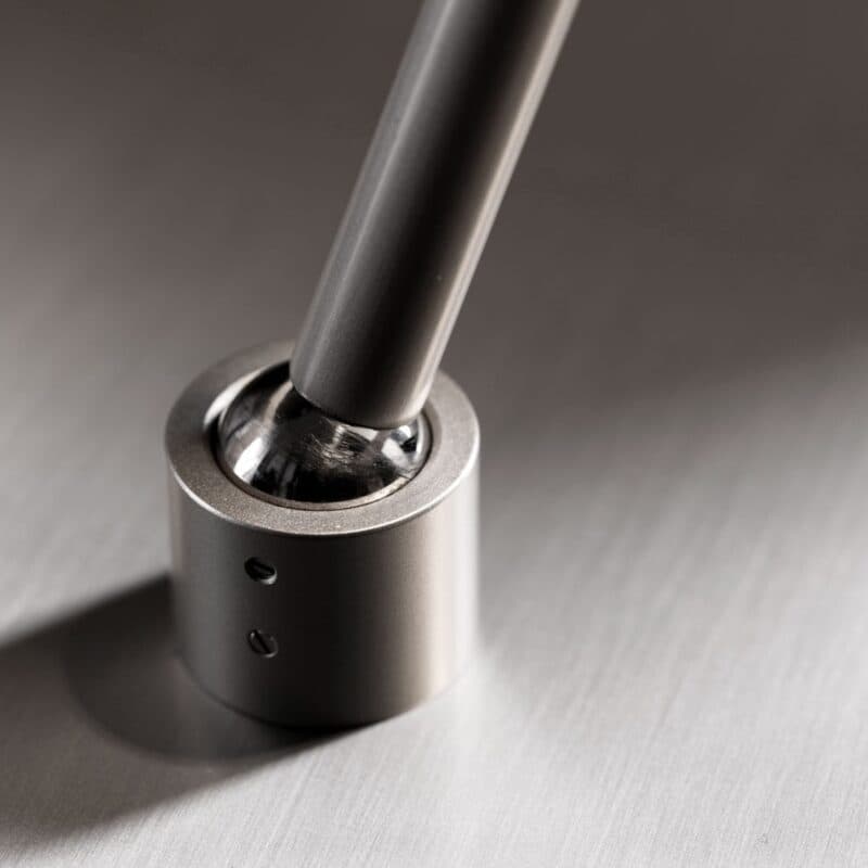 Holtkötter Stehleuchte Plano S in Aluminium matt Detailansicht Lampenfuß